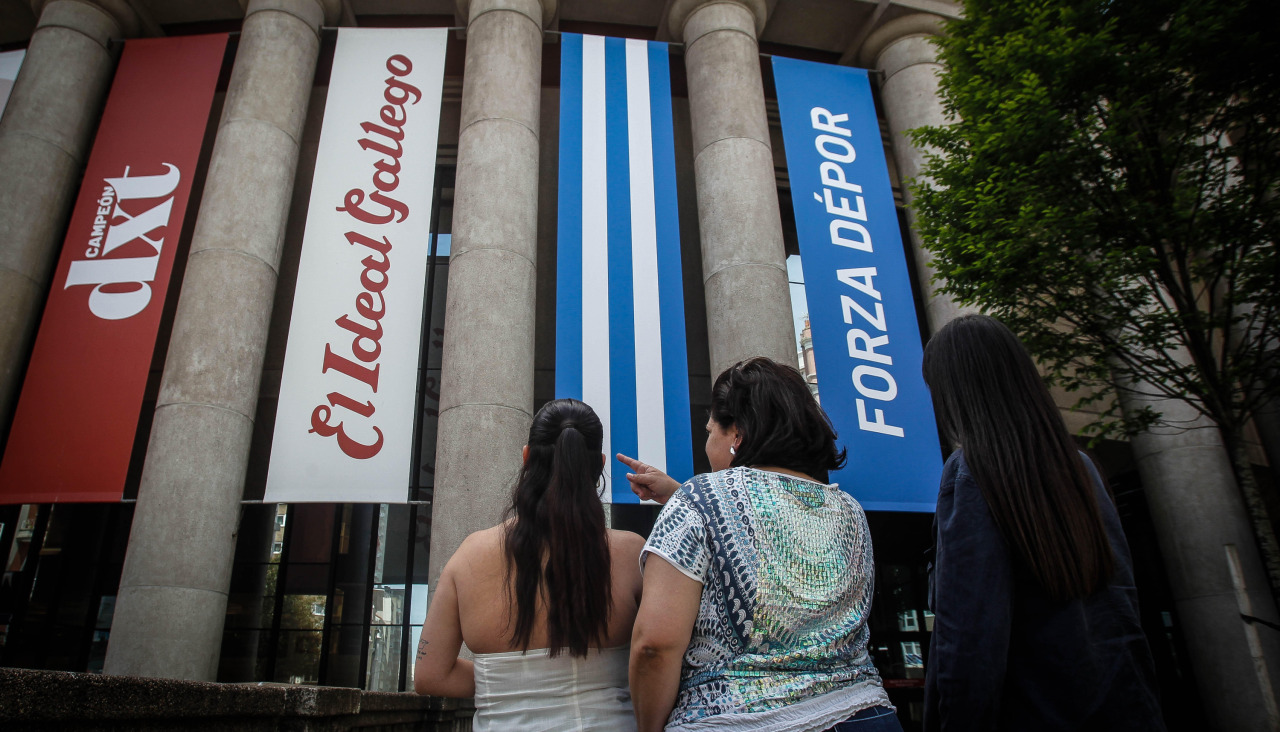 Fachada del Palacio de la Ópera con las banderas blanquiazules