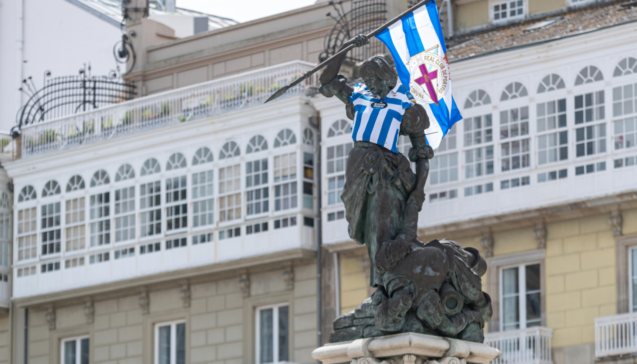 La estatua de María Pita vestida de blanquiazul