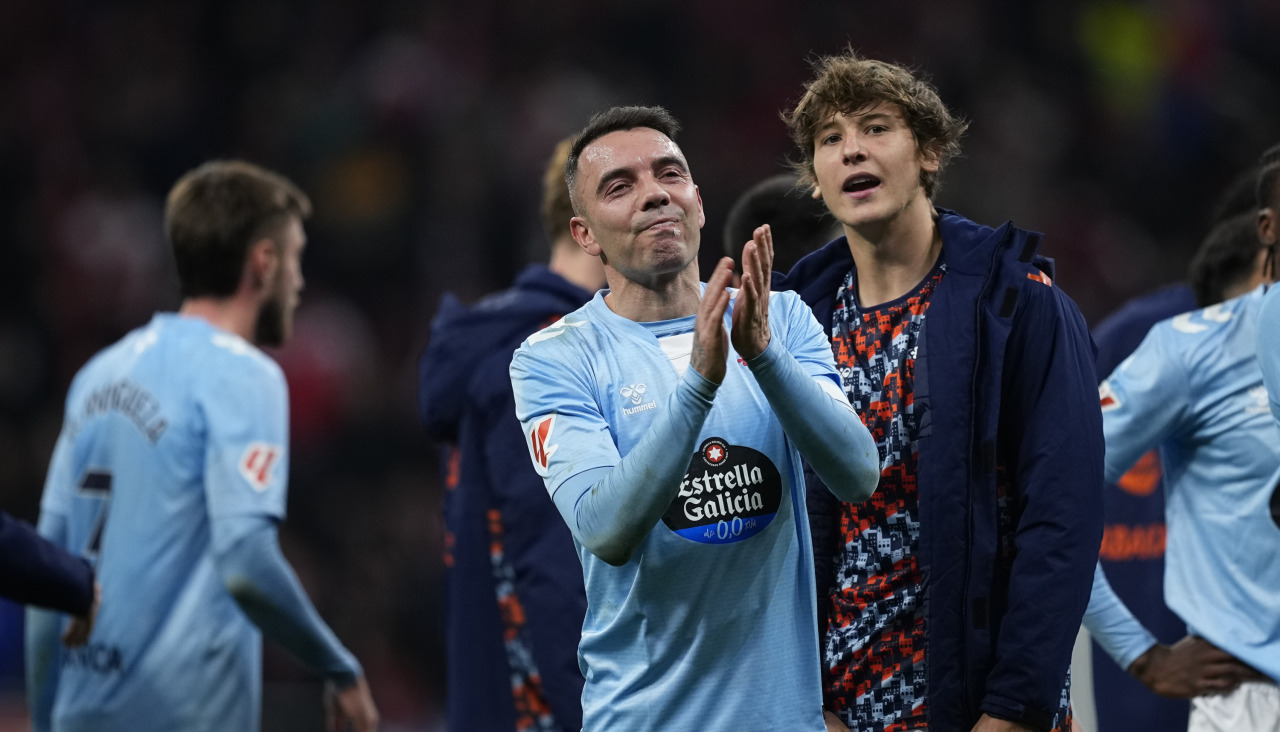 Iago Aspas saluda a los aficionados tras el Atlético-Celta del pasado mes de febrero en el Metropolitano