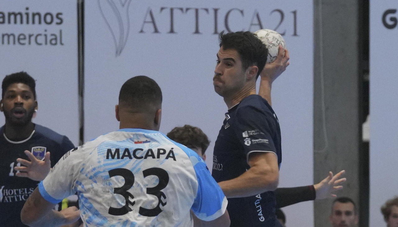 Macapá defiende a Álex Chan en el partido entre OAR y Sinfín