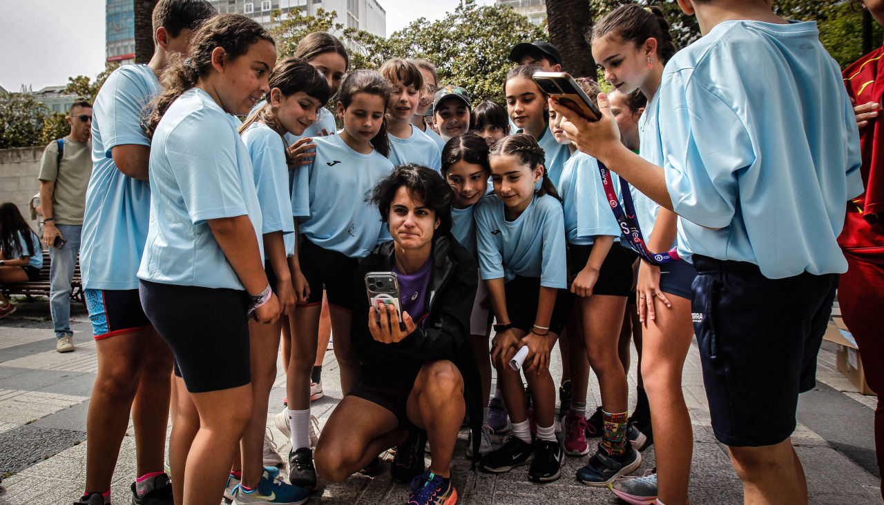 María Pérez se hace un selfie con los niños que acudieron a su materclass en los Jardines de Méndez Núñez