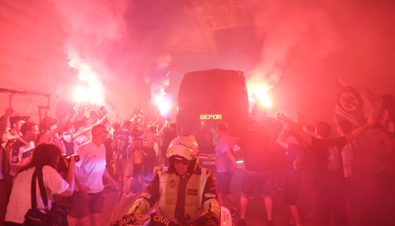 La afición del Deportivo despide al equipo en el túnel de acceso a Abegondo