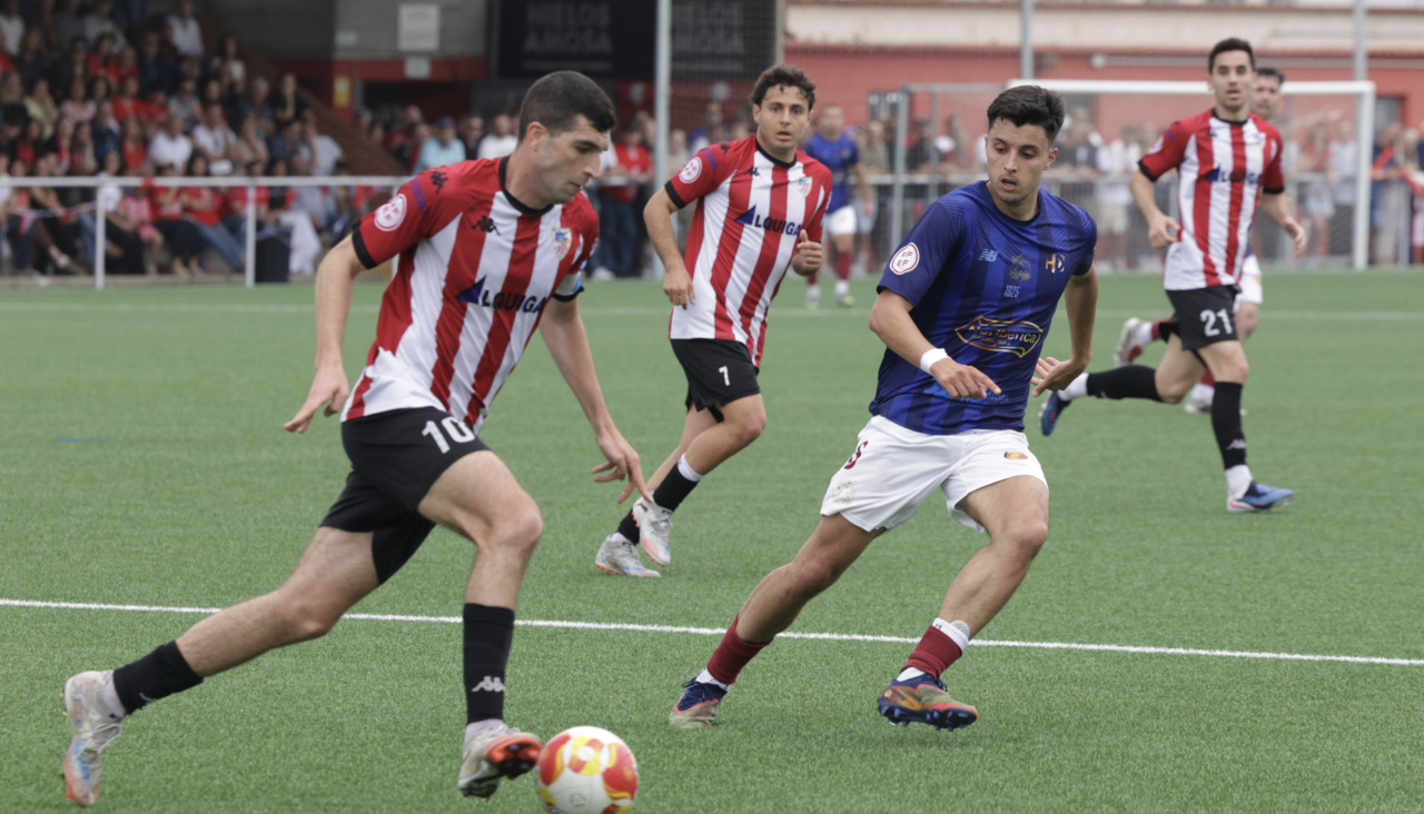 Pablo Naya, centrocampista del Arteixo, durante el partido contra el Estradense