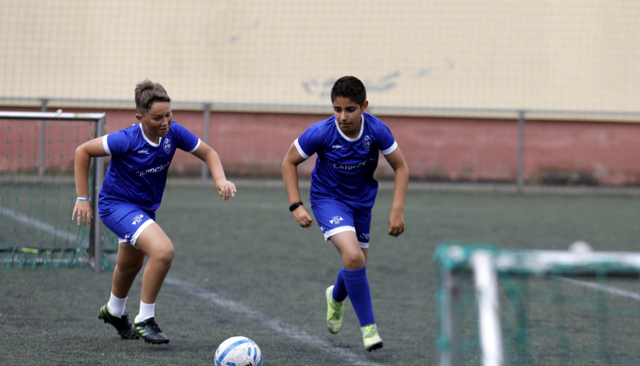 Imagen de una edición del Campus F10Esta semana se está combinando en el Campus F10 el trabajo con y sin balón. Cuando se realizan ejercicios con la pelota, los objetivos son los de siempre: mejorar en la toma de decisiones, ser capaz de zafarse del contrario, pasar, disparar o parar, para aquellos que se ponen de portero.