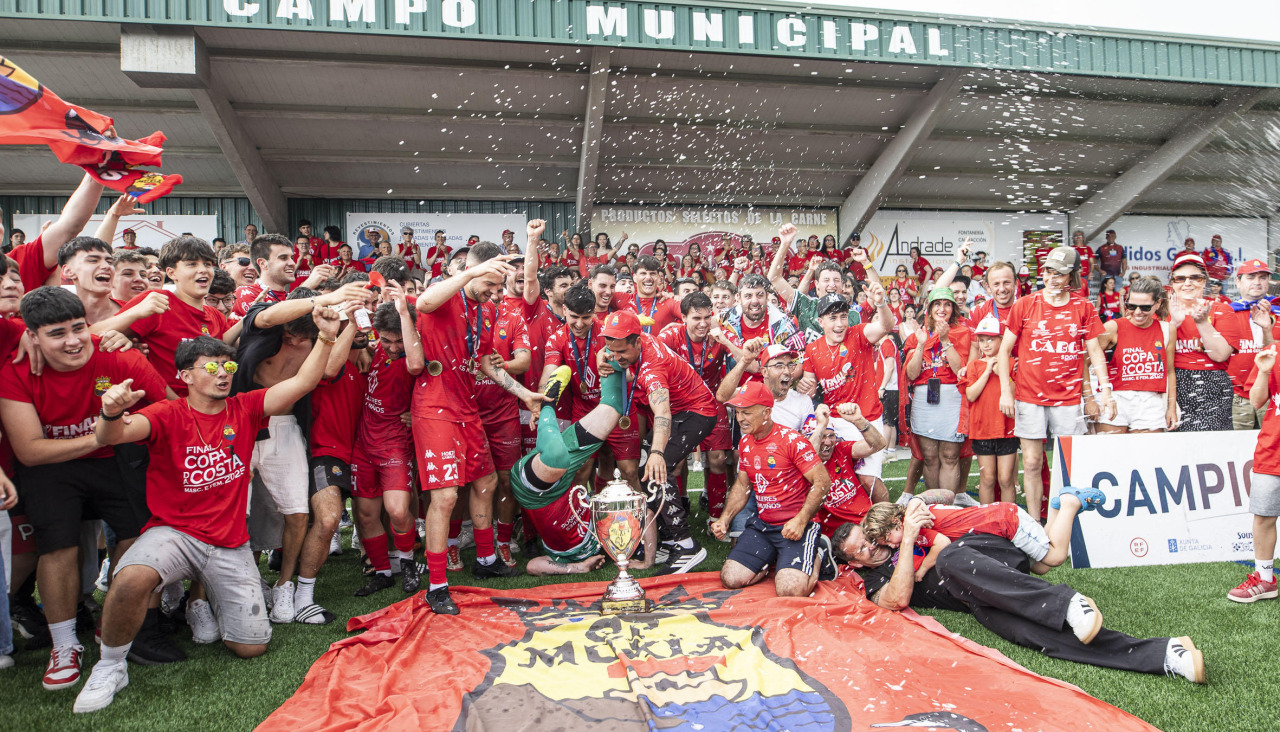 El Muxía celebra la consecución de la Copa da Costa