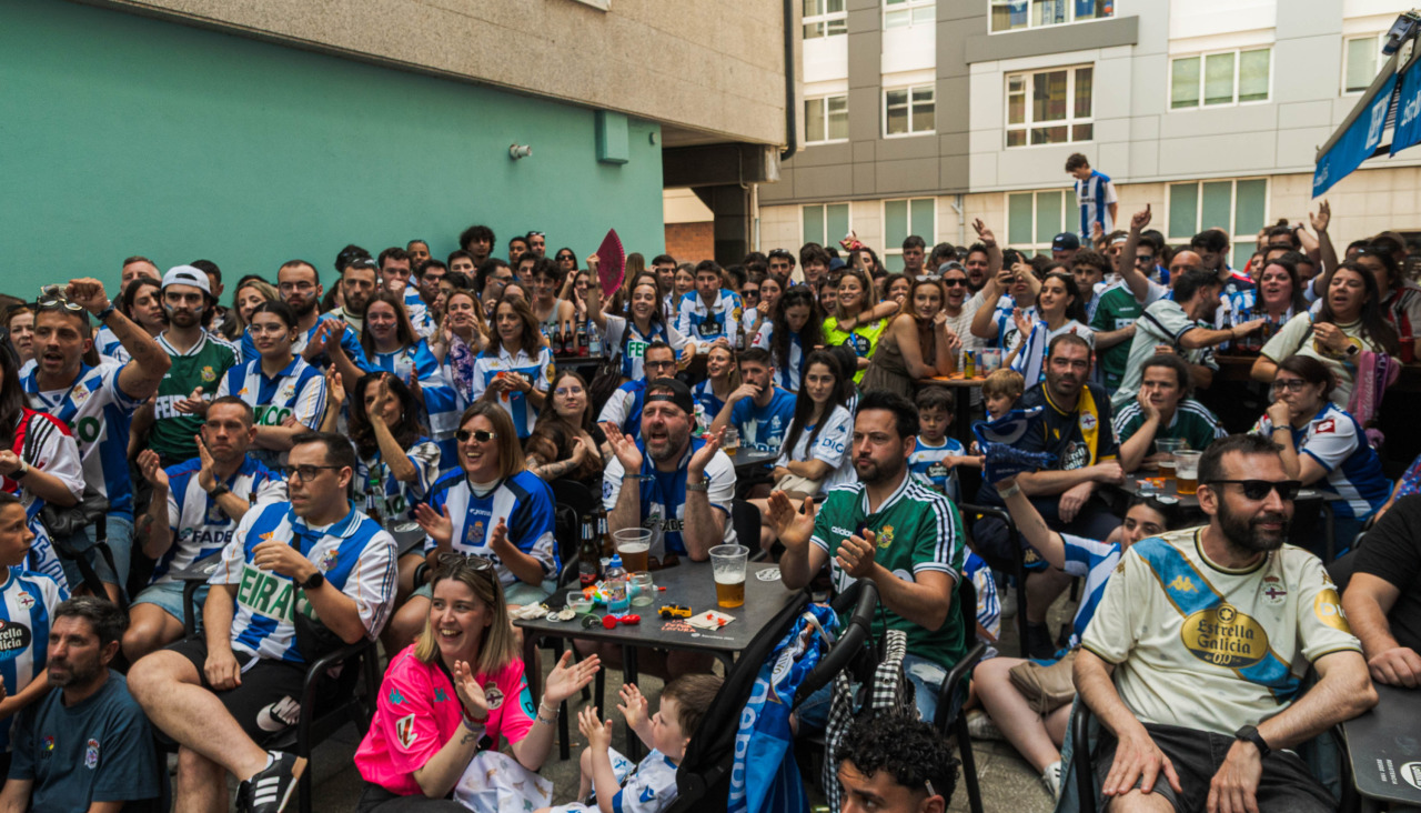 Ante la ausencia de pantallas gigantes, la afición deportivista abarrotó los bares de toda la ciudad de A Coruña para seguir el partido en directo