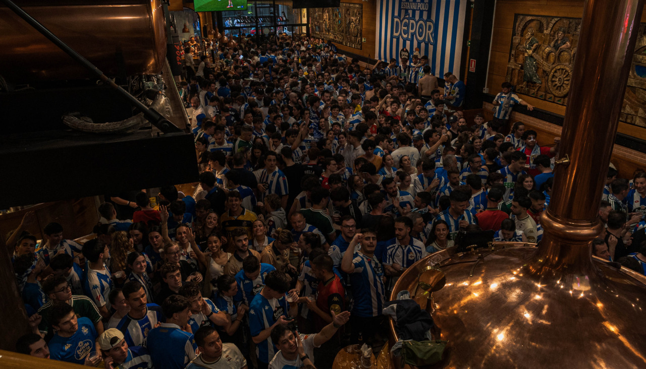 Ante la ausencia de pantallas gigantes, la afición deportivista abarrotó los bares de toda la ciudad de A Coruña para seguir el partido en directo