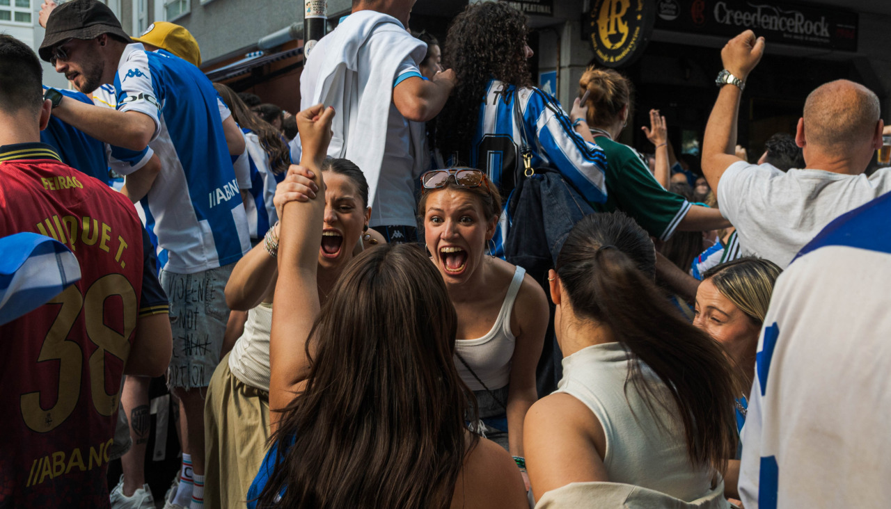 Ante la ausencia de pantallas gigantes, la afición deportivista abarrotó los bares de toda la ciudad de A Coruña para seguir el partido en directo