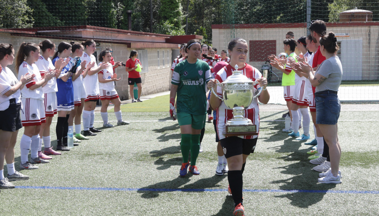 Las jugadoras del Atlético San Pedro recibieron el pasillo del Carral por su reciente título de la Copa de A Coruña