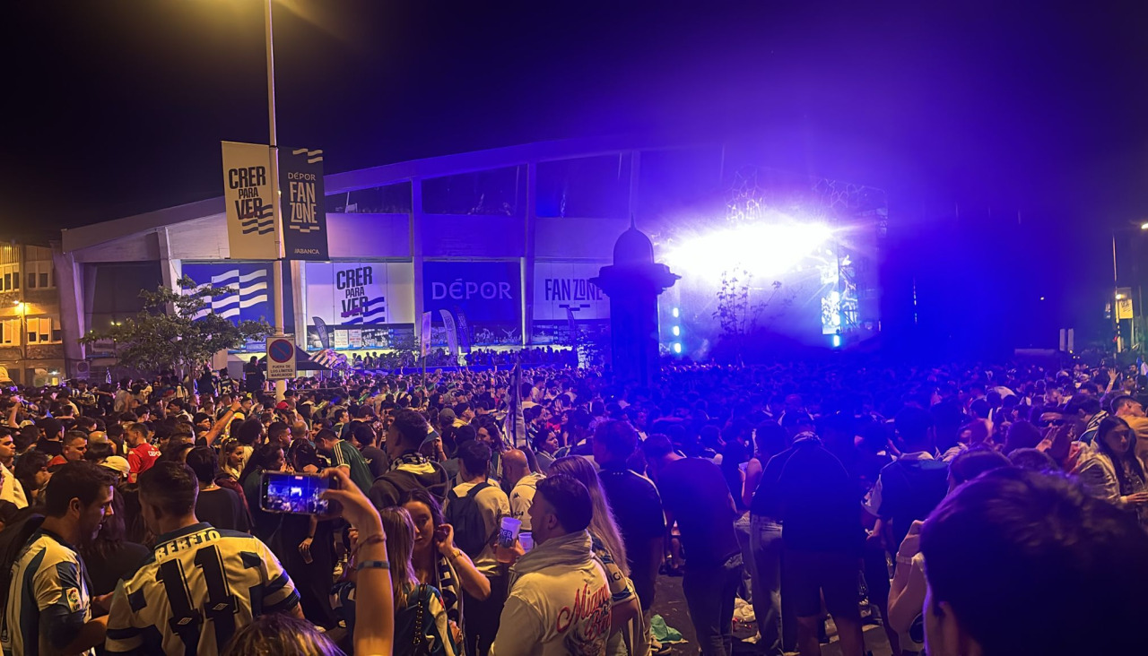 Ambiente en la Fan Zone de Riazor a las tres de la madrugada