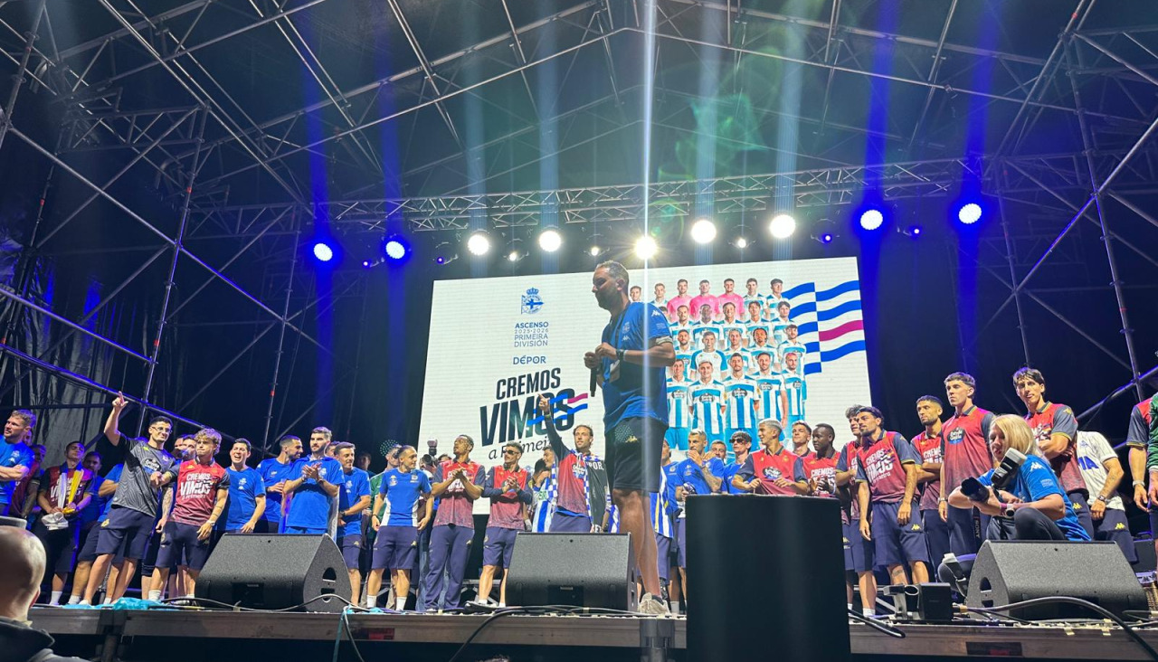 Escenario con los jugadores del Deportivo a su llegada a A Coruña