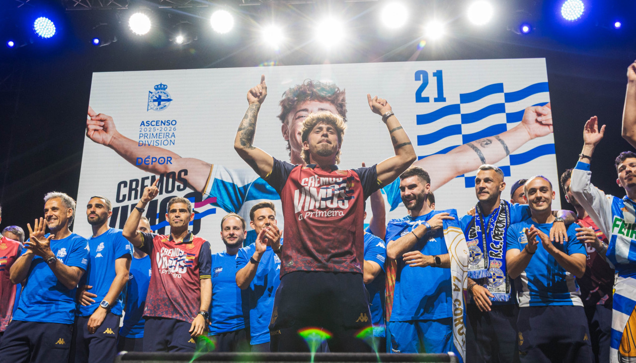 Miles de deportivistas, con Juan Carlos Escotet a la cabeza, disfrutaron antes y celebraron después con la plantilla en una noche para la historia