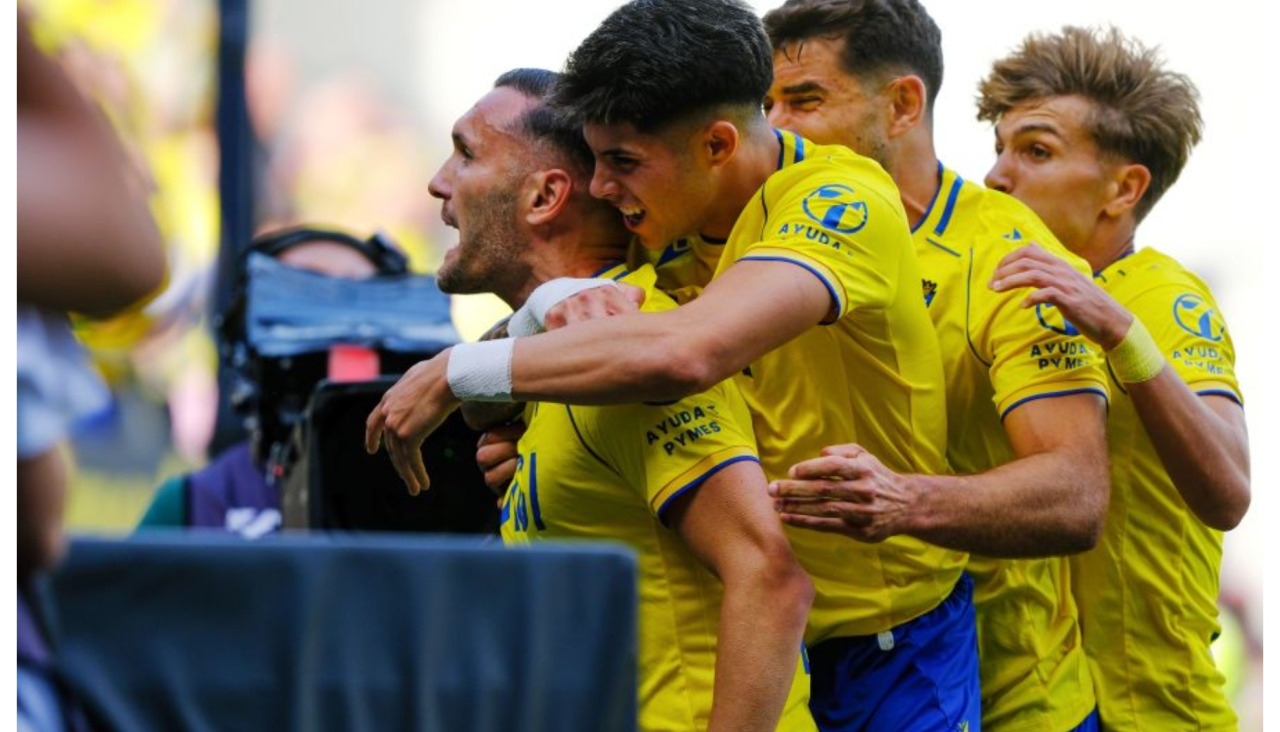 Lucas Pérez celebra su gol ante el Leganés con sus compañeros
