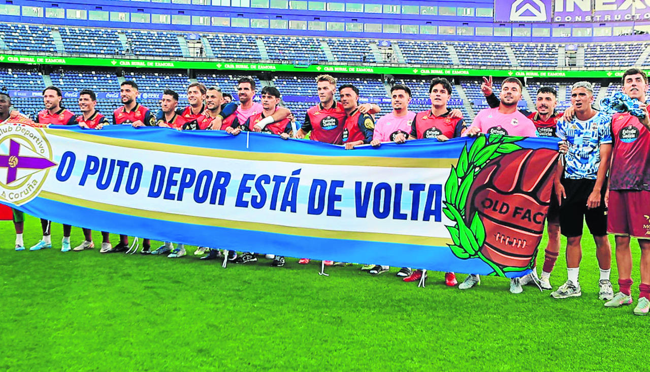 Los jugadores del Deportivo celebran en el césped del Nuevo José Zorrilla el ansiado regreso a Primera División tras ocho años de ausencia