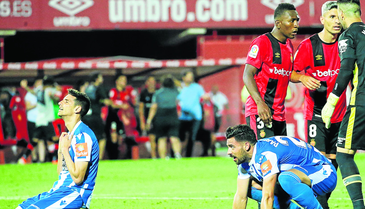 Vicente y Pablo Marí se lamentan tras el remate del segundo que pudo valer el ascenso  Photo: Cesar Cebolla / ALFAQUI