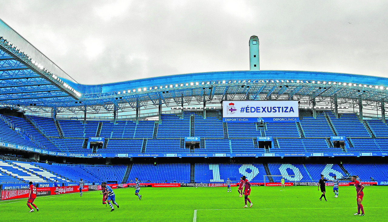 Imagen del partido entre Deportivo y Fuenlabrada en agosto de 2020. En el marcador, el lema #ÉDeXustiza