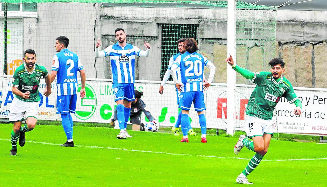 El Coruxo celebra uno de los goles que le marcó al Deportivo en el campo de O Vao  Temporada 2020-2021Coruxo - Deportivo 2-0