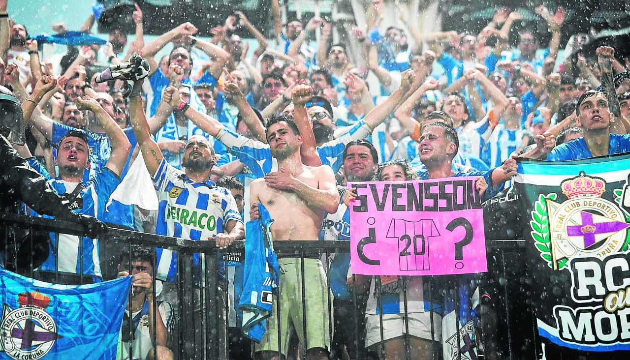 Aficionados del Deportivo tras la derrota en el playoff en Castellón