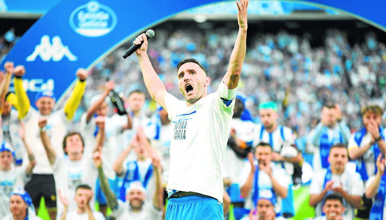Lucas Pérez arenga al estadio de Riazor tras el ascenso a Segunda División hace dos años