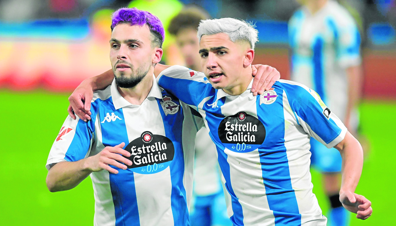Mella y Yeremay celebran un gol al Castellón en Riazor en la temporada 2024-25, la del regreso a Segunda División