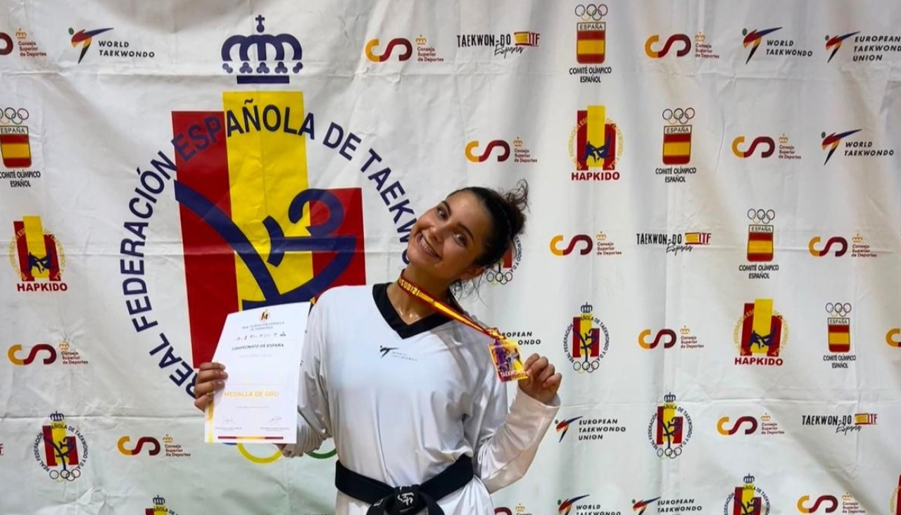 Helena Garcia posa con su medalla de oro