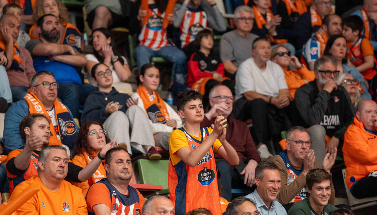 Aficionados del Básquet Coruña durante el segundo partido de cuartos de final contra el Menorca