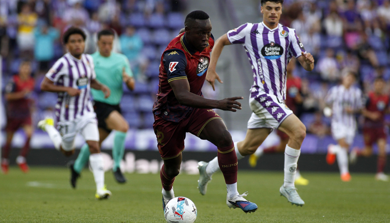 Bil Nsongo conduce el balón en el Valladolid-Deportivo