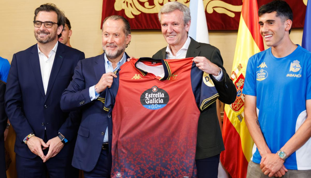 Diego Calvo, Juan Carlos Escotet, Alfonso Rueda y Diego Villares posan con la camiseta del Deportivo