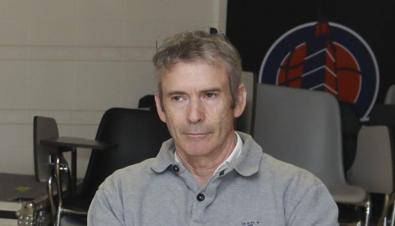 Miguel Valín, vicepresidente del Básquet Coruña, en la sala de prensa del Coliseum