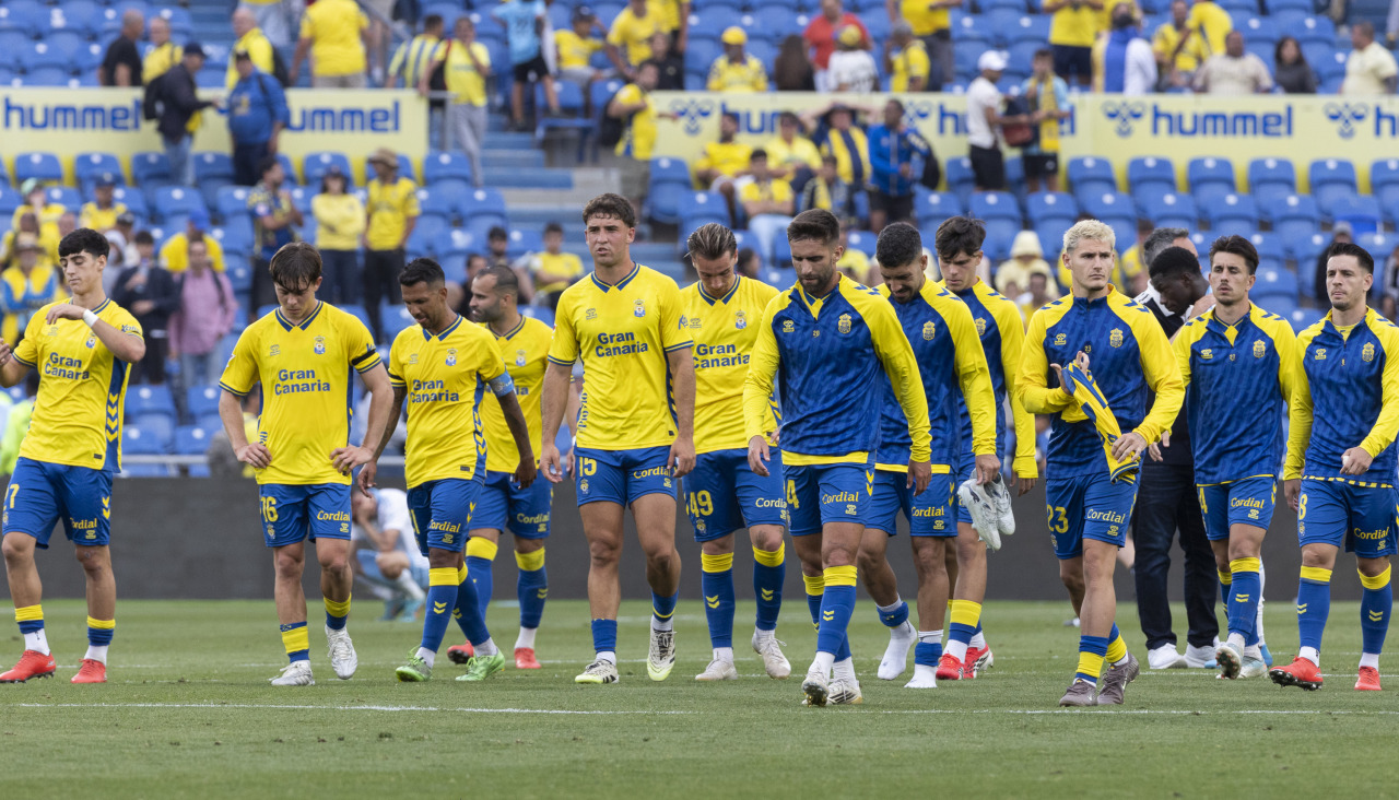 Los jugadores de Las Palmas, tras el encuentro ante el Real Zaragoza