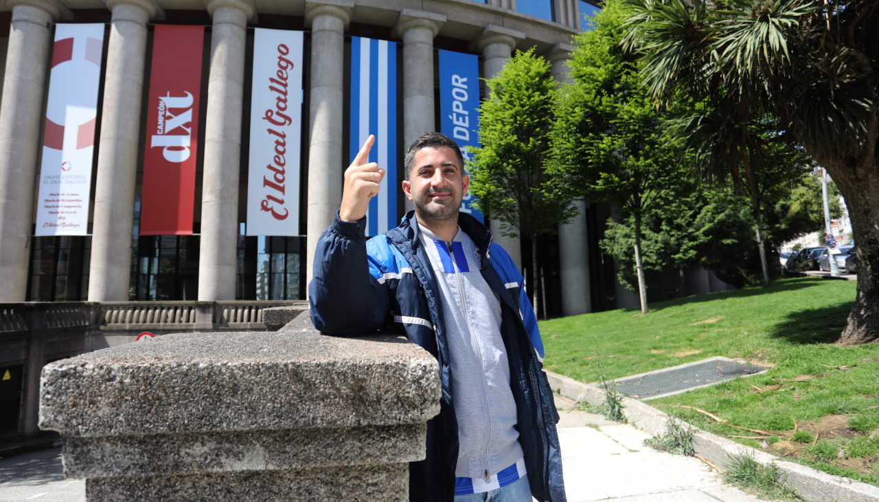 Richi, posando delante de la redacción de DXT Campeón
