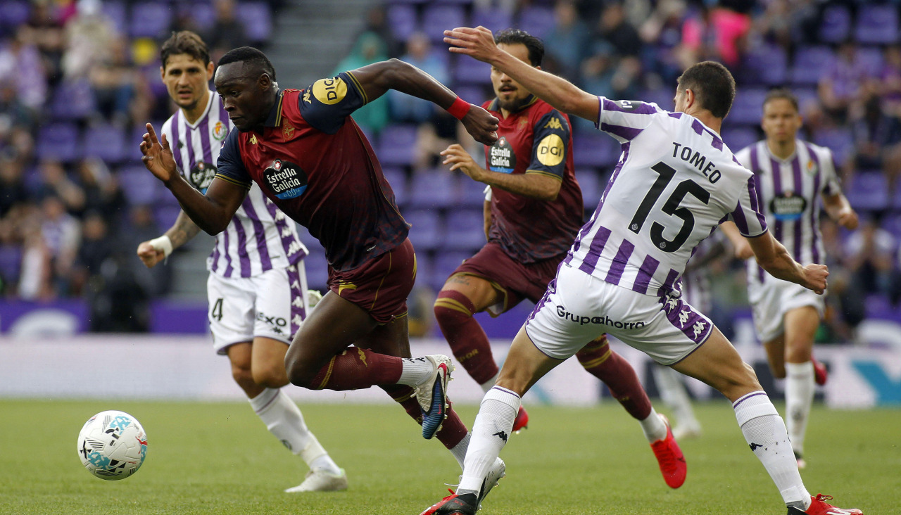 Bil Nsongo conduce el esférico en el Valladolid-Dépor