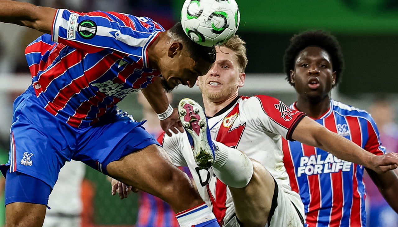 Maxence Lacroix despeja la pelota ante Alemao en la final de la Conference League entre Crystal Palace y Rayo Vallecano