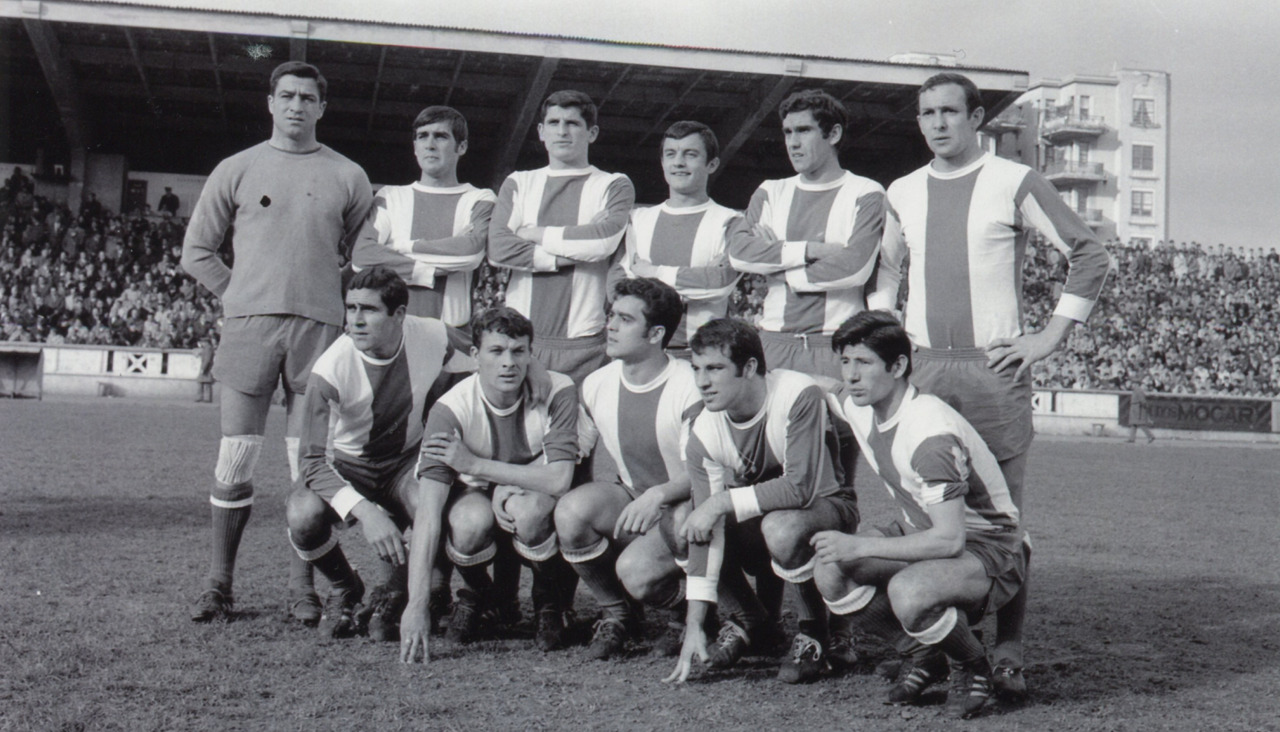 El Deportivo que recién ascendido en la temporada 1968-69 acarició la Copa de la UEFA y que con este once batió al Athletic en Riazor (1-0). De pie, de izquierda a derecha: Joanet, Belló, Luis, Cholo, Sertucha y Domínguez. Agachados: Cortés, Loureda, Beci, Manolete y Martínez