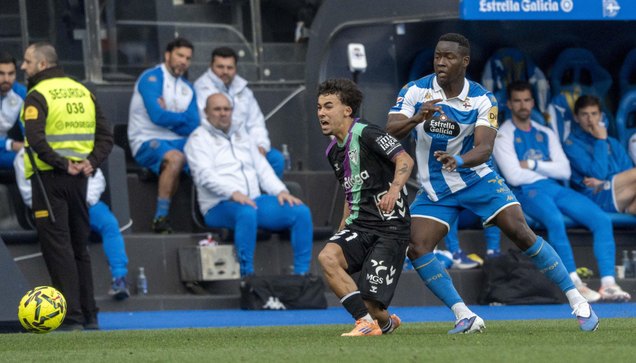 Bil Nsongo presiona a Rafita, otro de los destacados ascensos desde el filial este curso, en el Deportivo-Málaga en Riazor