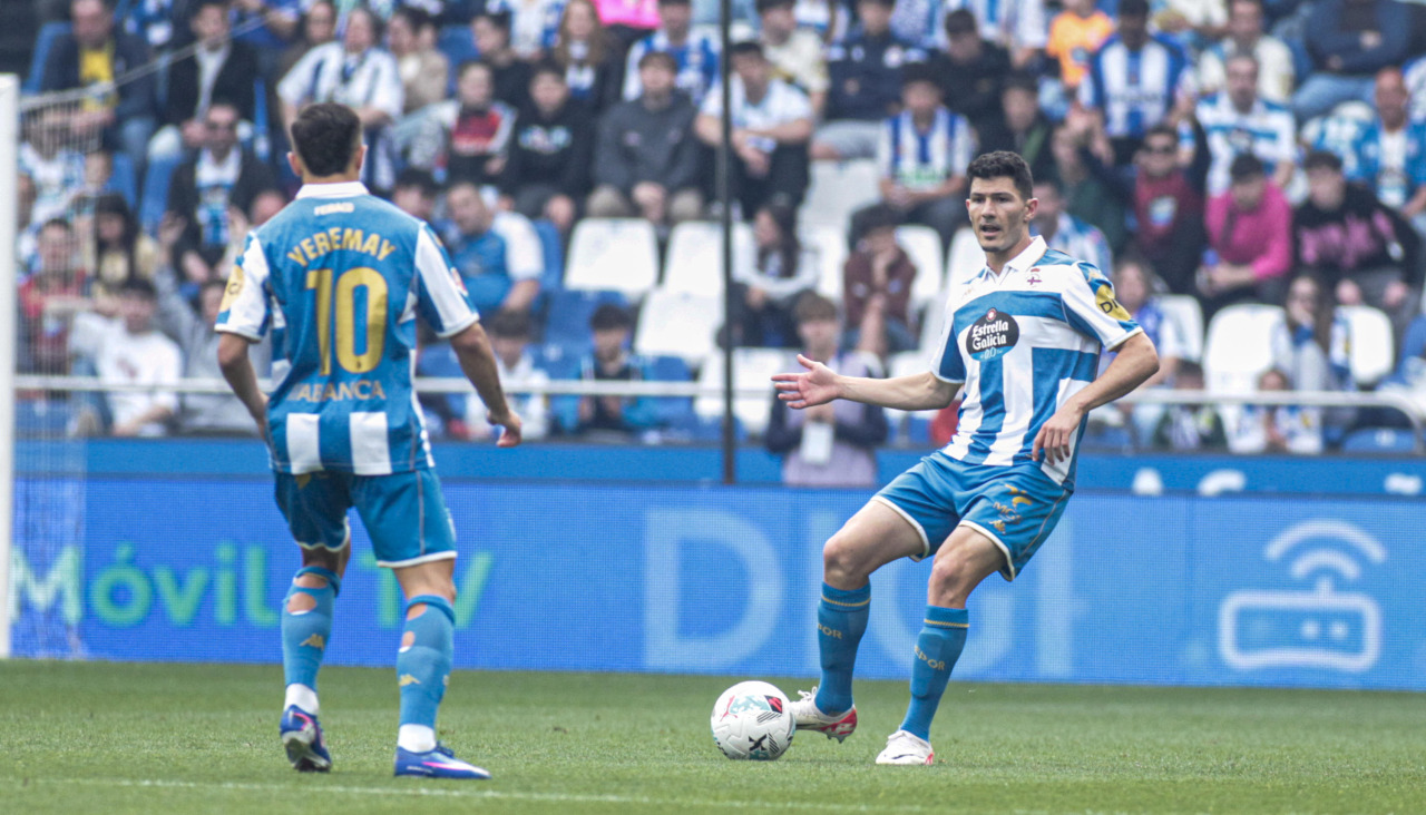 Miguel Loureiro da un pase a Yeremay en un partido del Deportivo en Riazor