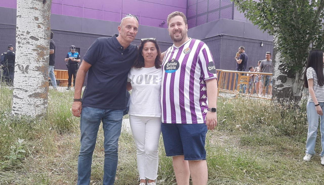 Álvaro con José y Victoria (aficionados deportivistas) en la entrada del Zorrilla