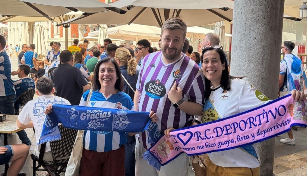 Álvaro Lora con su pareja Ana Yebra (derecha) y su cuñada Pilar Yebra (izquierda) en la plaza Mayor de Valladolid