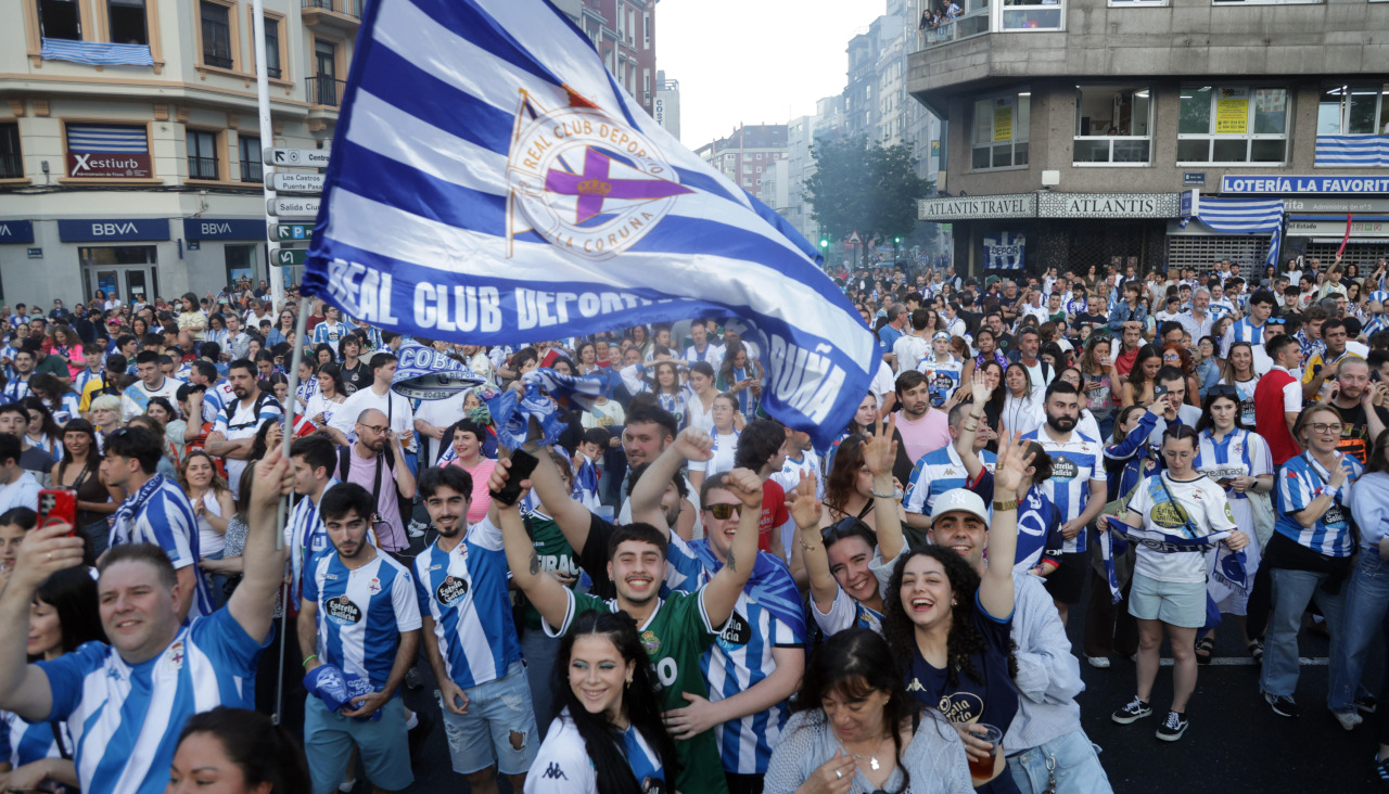 Celebración de la afición tras el Valladolid-Dépor en Cuatros Caminos