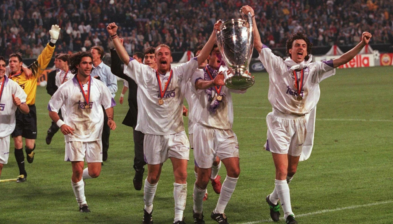 Jaime, Víctor (tras el trofeo) y Amavisca, que años después jugaron en el Deportivo, celebran la séptima Copa de Europa del Real Madrid en 1998