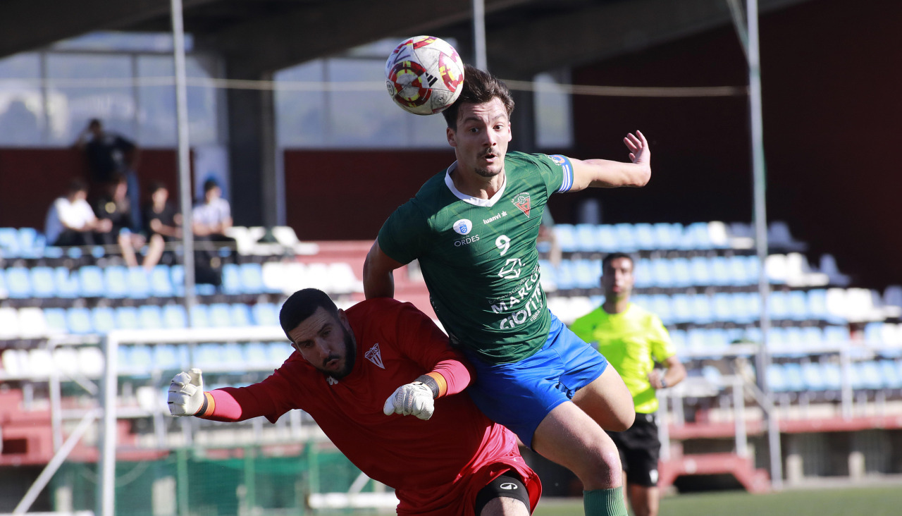 Pablo Mouriño, máximo goleador del Órdenes, en un partido de Liga ante el Victoria