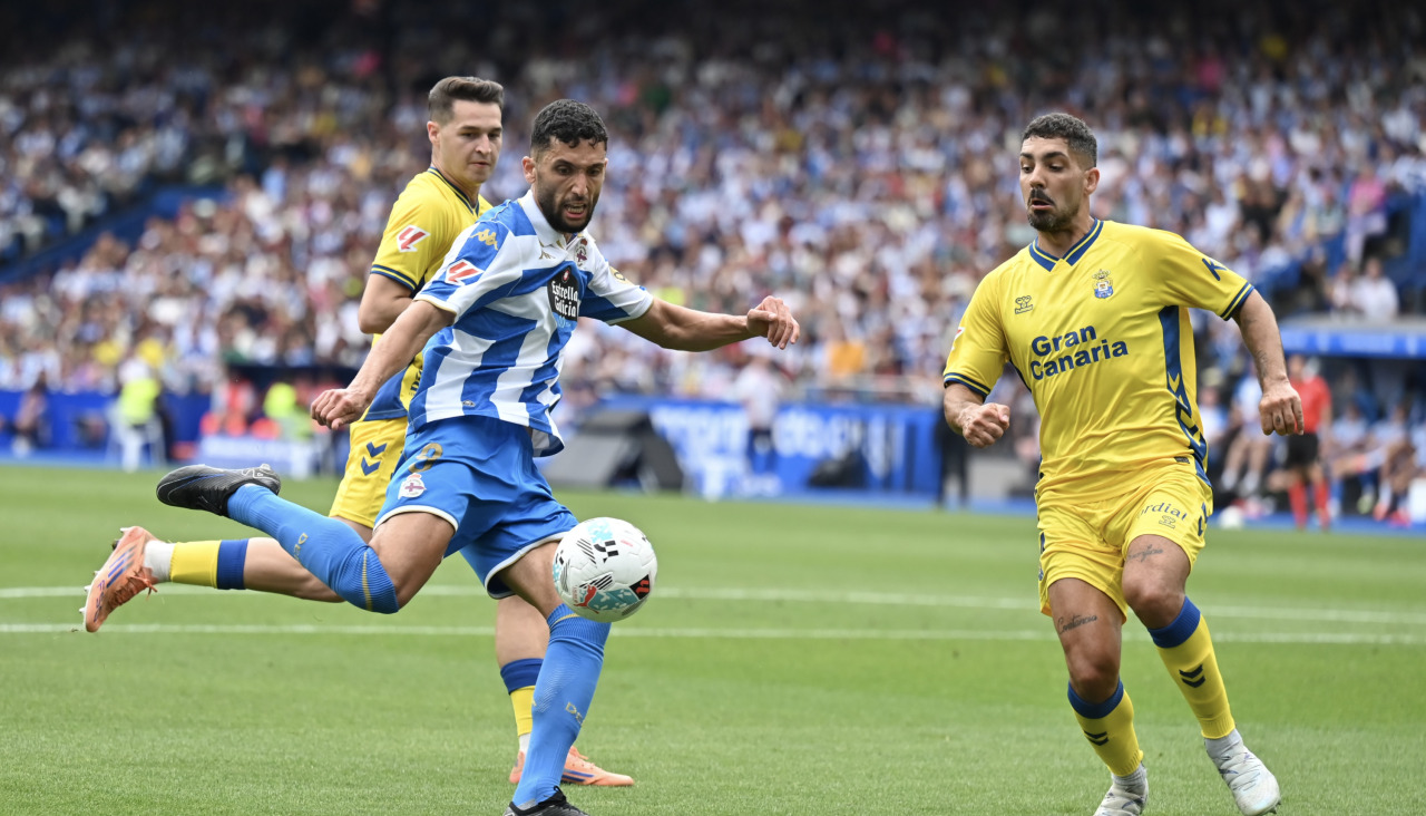 Zaka dispara para marcar en el Deportivo-Las Palmas