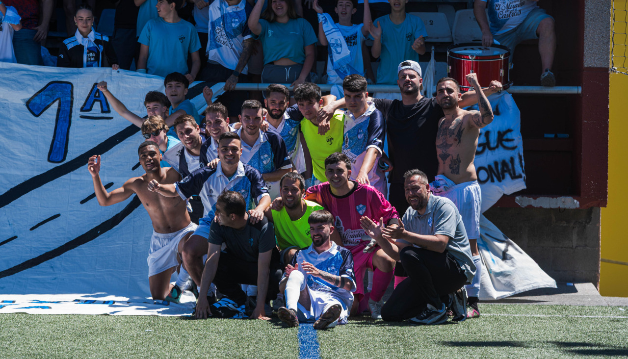 Los jugadores del Atlético Castros celebran su triunfo ante el Rodeiro en la ida de semifinales de la fase de ascenso a Primera Futgal
