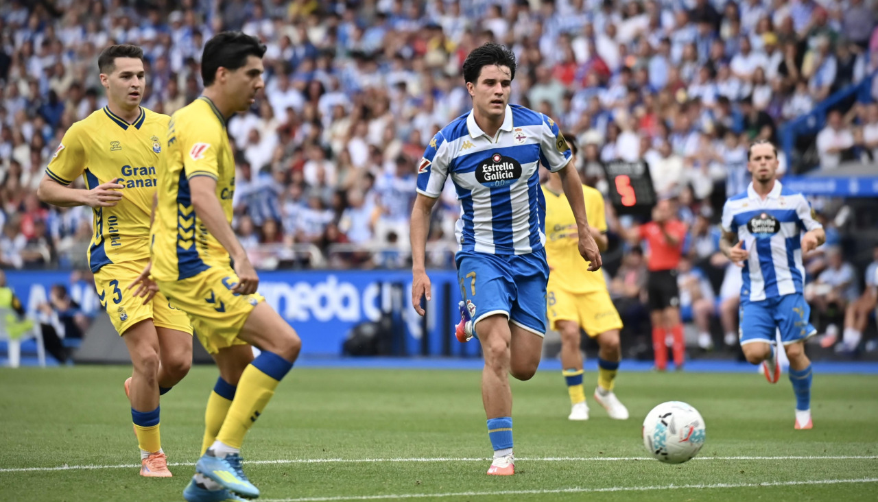Noé Carrillo persigue el balón en el Deportivo-Las Palmas, su primera titularidad