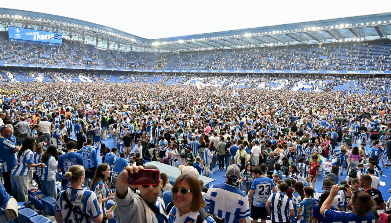 Miles de deportivistas dejaron su asiento y saltaron al césped tras el pitido final