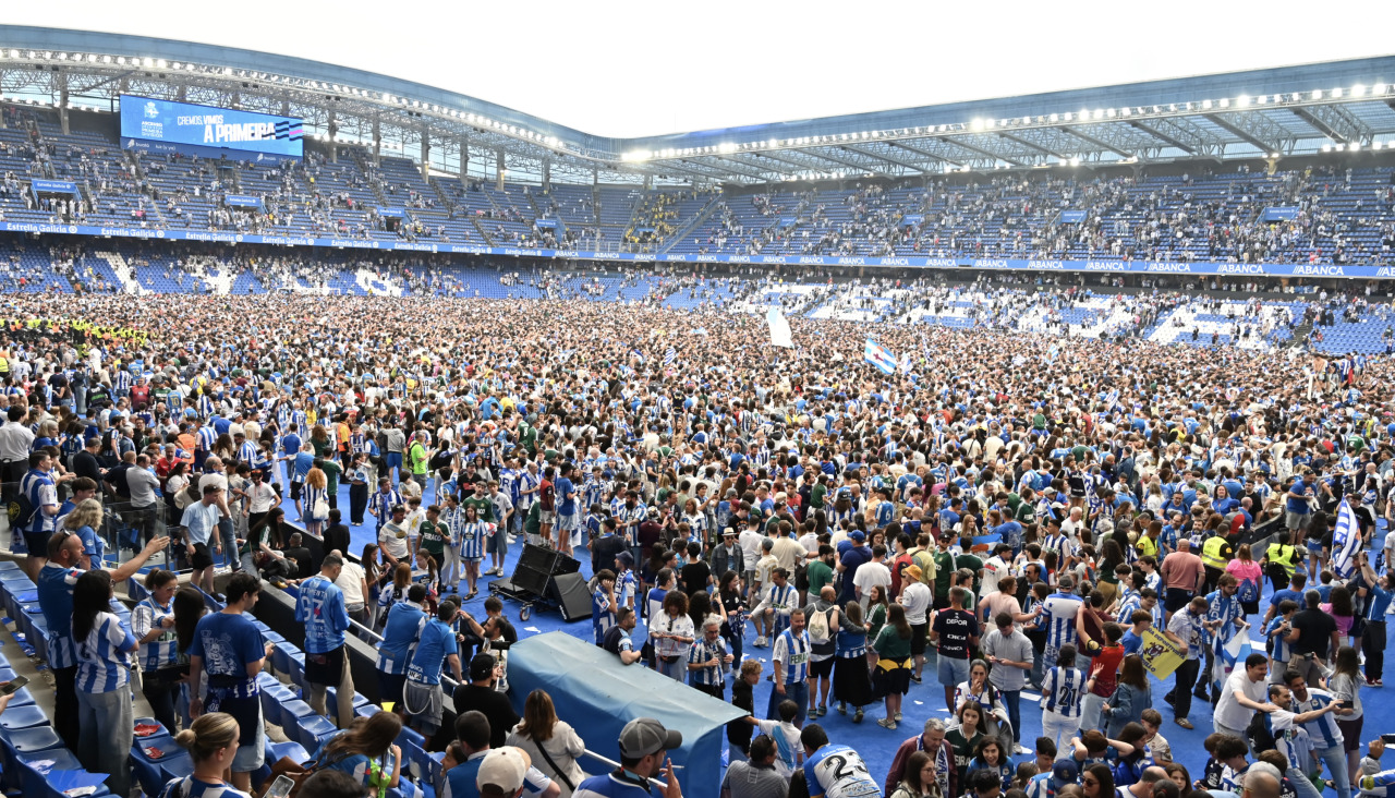 Miles de deportivistas dejaron su asiento y saltaron al césped tras el pitido final