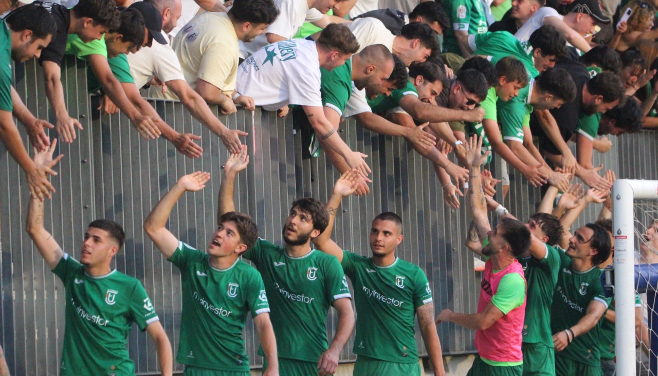 Los jugadores del Cornellá celebran con su afición la goleada al Badalona