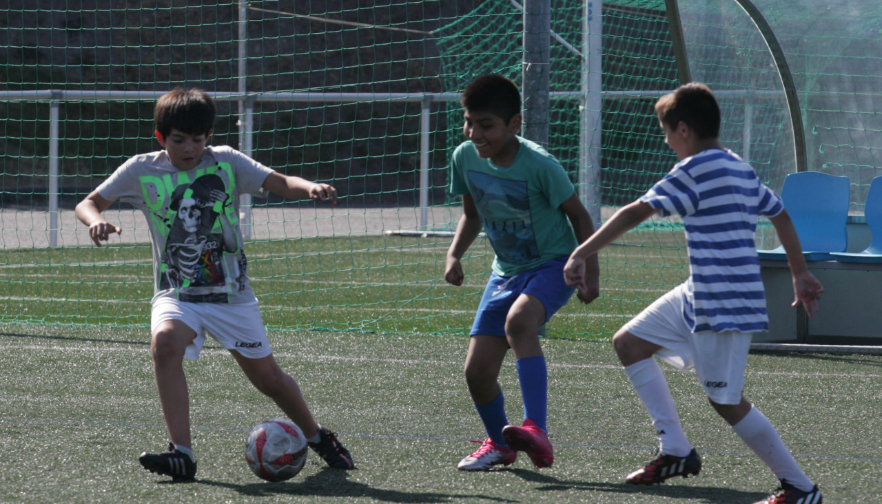 Tres niños juegan en una edición del CampusLa primera edición de las Jornadas Solidarias de Deporte Adaptado e Inclusivo comenzaron ayer en la Ciudad Deportiva de A Torre