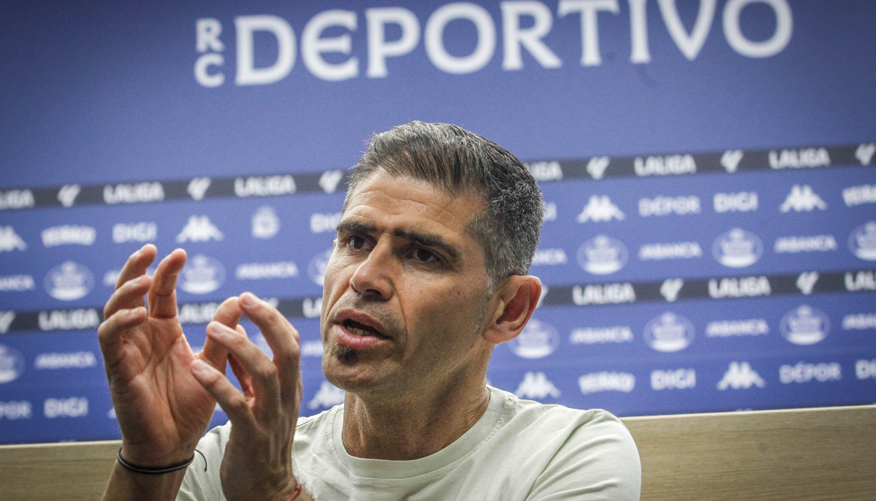 Antonio Hidalgo, en un momento de la entrevista en la sala de prensa del estadio de Riazor