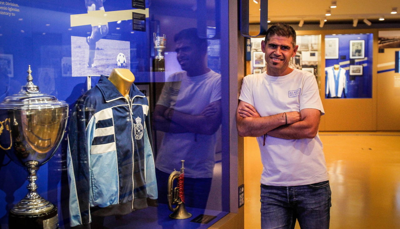 Antonio Hidalgo posa en el museo del Deportivo ante el chándal que utilizó Arsenio Iglesias